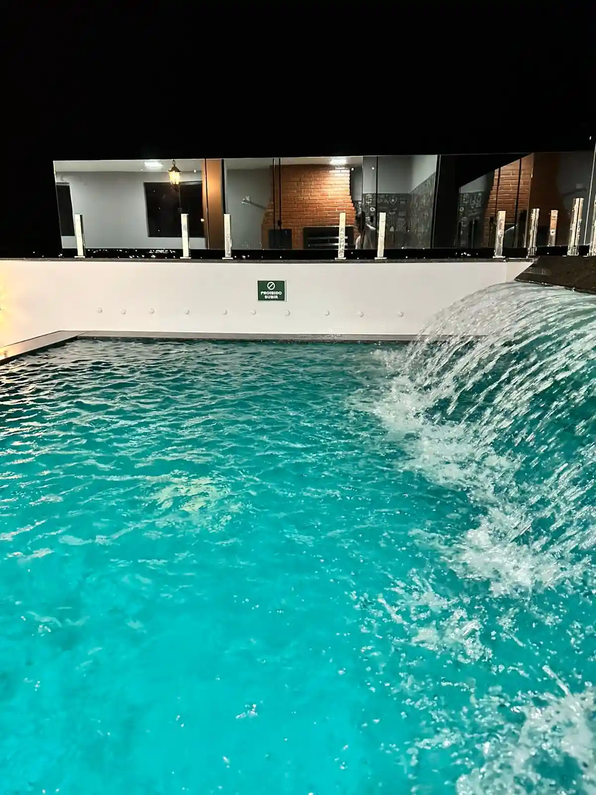 Piscina com cascata
